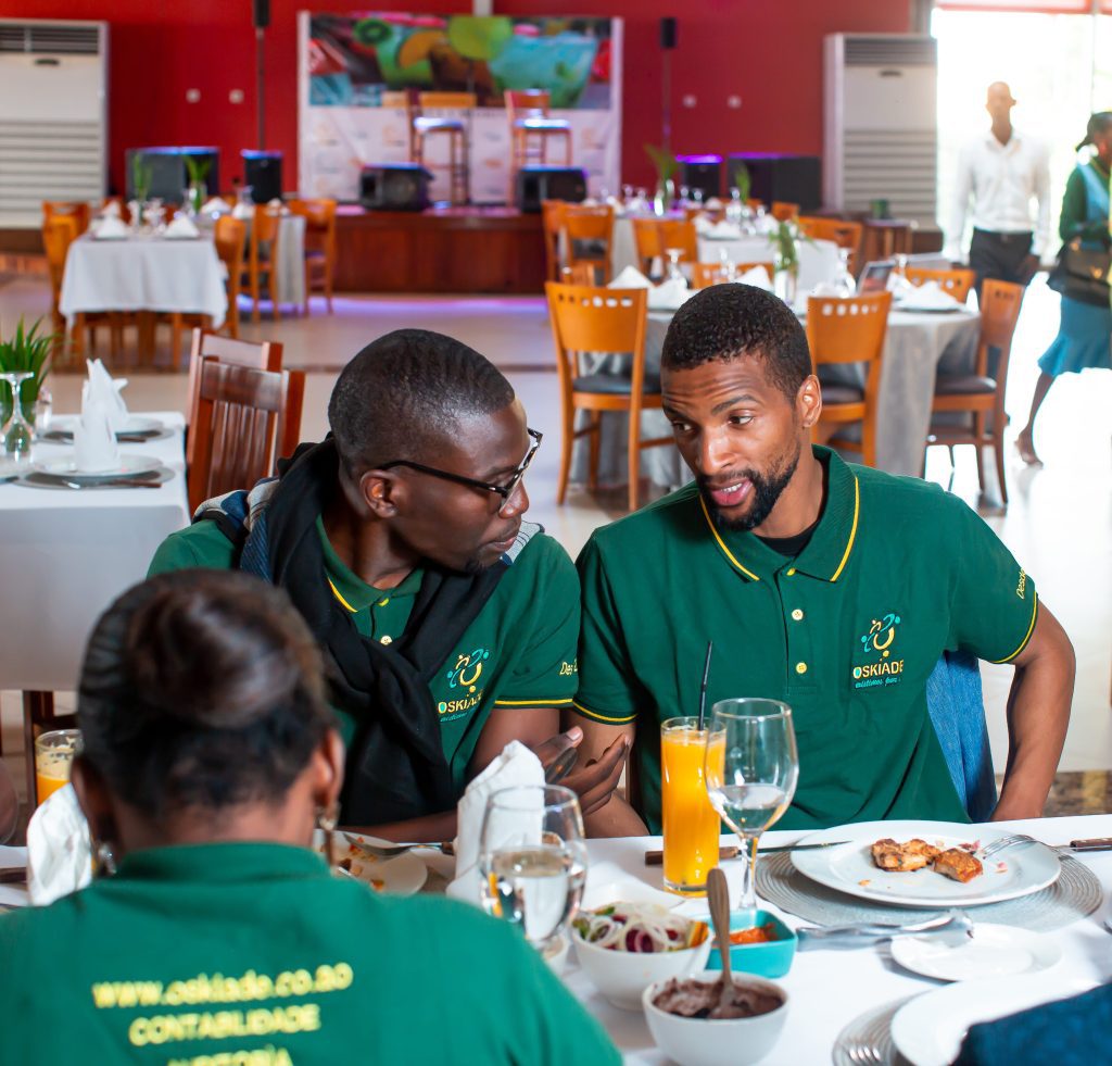 Confraternização entre funcionários da Oskiade