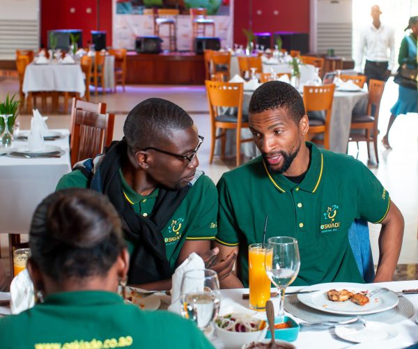 Confraternização entre funcionários da Oskiade